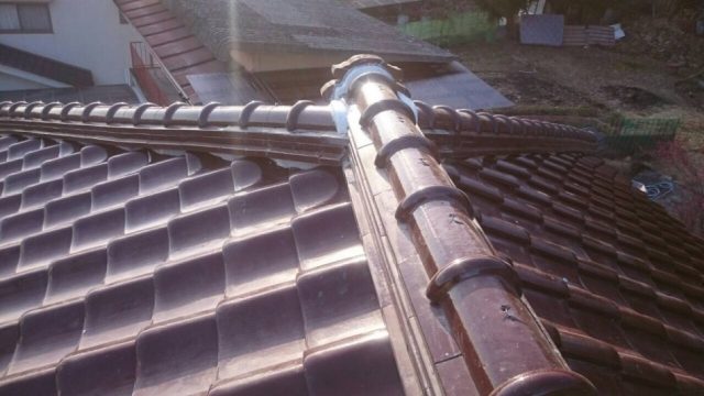 世羅町において屋根の棟部分の老朽化が進行…棟の巻き直し工事です！