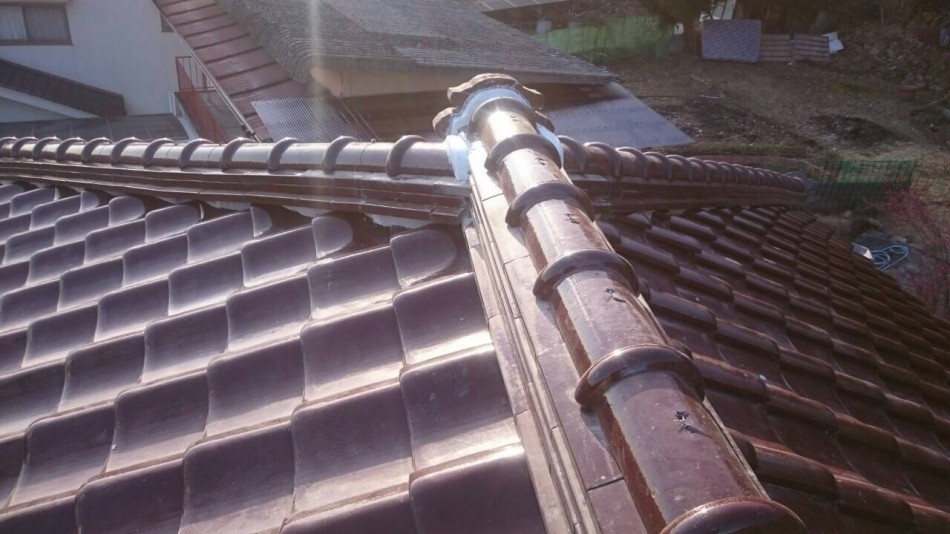 世羅町において屋根の棟部分の老朽化が進行…棟の巻き直し工事です！