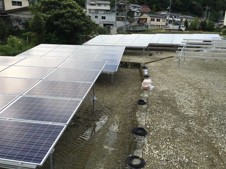 広島県尾道市にて太陽光発電システムのパネル設置工事を行いました！