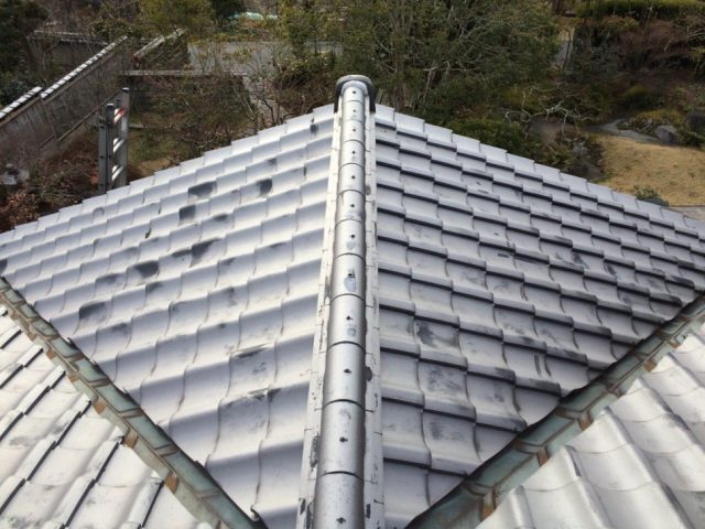 雨漏り修理依頼があり、診断→谷板金の劣化→板金差替え工事を行いました。