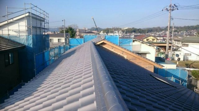 淡路いぶし瓦を使用！新築屋根工事を行いました。屋根形状は（棟違い）
