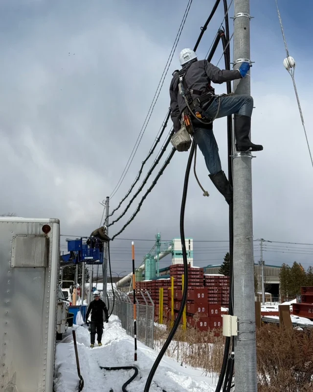 今年は，なかなか暖かくならないですね。
北海道の現場のメンバー、協力業者の皆さん
本当に過酷な状況の中大変な工事内容をこなして頂き
誠に感謝しております🙇🙇
架線工事も距離が長く
道路横断からコンクリート通路の掘削と言う
かなりドキツい内容で本当にすいません🙇🙇
当社の仲間たちは、改めてプロフェッショナル揃いと
再認識いたしました。

当社#エムケイソルテック は
二酸化炭素排出削減に対する具体的な低減目標を計画し
国際イニシアチブとなる
#SBT (Science Based Targets)を取得しています。 

#mksoltec
#エムケイソルテック
#mkソルテック
#電気工事士
#電気施工管理技士
#福山市求人
#福山市太陽光会社
#電気工事士募集中
#ニッチな仕事
#一緒に働きませんか
#南瓦工房
#minamikawara
#ソーラーカーポート
#再生可能エネルギー
#太陽光発電システム 
#太陽光発電工事
#太陽光発電 
#太陽光パネル 
#自家消費型太陽光発電
#広島県太陽光発電工事
#岡山県太陽光発電工事
#使用前自己確認
#負荷遮断試験
#耐圧試験
#sbt
#ScienceBasedTargets