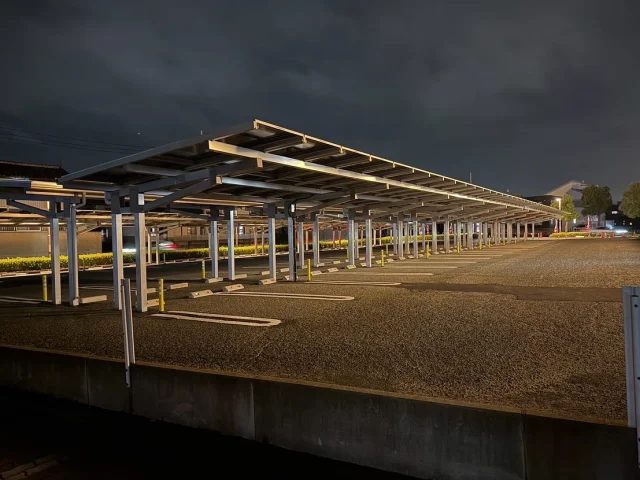 カーポートの屋根を☀️
太陽光パネルにしたPVカーポートで
隣接した商業施設へ電力を供給して自家消費しています。

☀️太陽光発電システム🔋蓄電池の事なら
#エムケイソルテック にお任せ下さい🫡全国対応してます。

#一緒に頑張ってくれる仲間を募集中 です。
#電気工事士 #電気施工管理技士 の方優遇いたします😊

当社#エムケイソルテック は
二酸化炭素排出削減に対する具体的な低減目標を計画し
国際イニシアチブとなる
#SBT (Science Based Targets)を取得しています。 

#mksoltec
#エムケイソルテック
#mkソルテック
#電気工事士
#電気施工管理技士
#福山市求人
#福山市太陽光会社
#電気工事士募集中
#ニッチな仕事
#一緒に働きませんか
#南瓦工房
#minamikawara
#ソーラーカーポート
#再生可能エネルギー
#太陽光発電システム 
#太陽光発電工事
#太陽光発電 
#太陽光パネル 
#自家消費型太陽光発電
#広島県太陽光発電工事
#岡山県太陽光発電工事
#使用前自己確認
#負荷遮断試験
#耐圧試験
#sbt
#ScienceBasedTargets