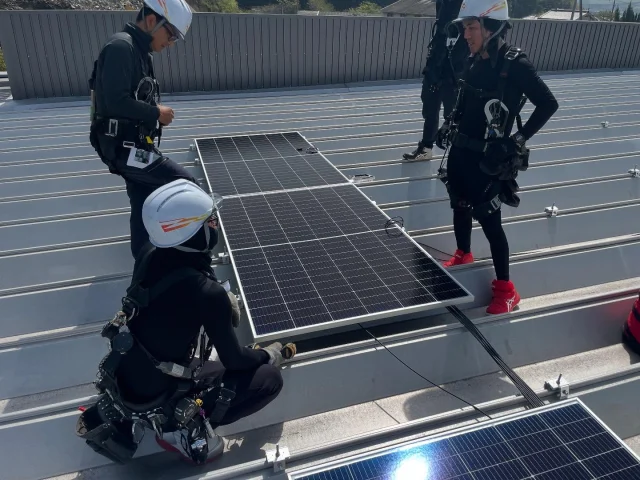 いい天気☀️の中
本日も #太陽光発電システム の工事をしています🫡　

数多く現場をこなしていますと
イレギュラーも起こります😅　
屋根材の寸法、パネルサイズ、基準風速、積雪荷重
支持点数、などなど確認しながら
設置容量を選定しています、、、
今回のパネルは、ケーブルが短くて💦
マジかい！と思いながらも対応策検討。
なんとかなりそうかな、、、

☀️太陽光発電システム🔋蓄電池の事なら
#エムケイソルテック にお任せ下さい🫡
全国対応してます。

#一緒に頑張ってくれる仲間を募集中 です。
#電気工事士 #電気施工管理技士 の方優遇いたします😊

当社#エムケイソルテック は
二酸化炭素排出削減に対する具体的な低減目標を計画し
国際イニシアチブとなる
#SBT (Science Based Targets)を取得しています。 

#mksoltec
#エムケイソルテック
#mkソルテック
#電気工事士
#電気施工管理技士
#福山市求人
#福山市太陽光会社
#電気工事士募集中
#ニッチな仕事
#一緒に働きませんか
#南瓦工房
#minamikawara
#ソーラーカーポート
#再生可能エネルギー
#太陽光発電システム 
#太陽光発電工事
#太陽光発電 
#太陽光パネル 
#自家消費型太陽光発電
#広島県太陽光発電工事
#岡山県太陽光発電工事
#使用前自己確認
#負荷遮断試験
#耐圧試験
#sbt
#ScienceBasedTargets