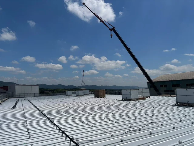 ☀️暑い中毎日安全に
工事を進めてくれてるスタッフ
協力業者の皆様ありがとうございます🙇🙇

全国的に #太陽光発電システム を
導入する企業様が増えている昨今
猛暑の中で的確で安全な施工を進める
職人さん達の存在には、日々感謝しております🙇🙇
当社エムケイソルテックは、安心安全を第一に☀️
太陽光発電システム普及に貢献いたします🫡

☀️太陽光発電システム🔋蓄電池の事なら
#エムケイソルテック にお任せ下さい🫡
全国対応してます。

#一緒に頑張ってくれる仲間を募集中 です。
#電気工事士 #電気施工管理技士 の方優遇いたします😊

当社#エムケイソルテック は
二酸化炭素排出削減に対する具体的な低減目標を計画し
国際イニシアチブとなる
#SBT (Science Based Targets)を取得しています。 

本サイトに掲載されている全ての画像・文章・デザインの
著作権は株式会社エムケイソルテックに帰属します。
無断使用・転載を禁じます。

#mksoltec
#エムケイソルテック
#mkソルテック
#電気工事士
#電気施工管理技士
#福山市求人
#福山市太陽光会社
#電気工事士募集中
#ニッチな仕事
#一緒に働きませんか
#南瓦工房
#minamikawara
#ソーラーカーポート
#再生可能エネルギー
#太陽光発電システム 
#太陽光発電工事
#太陽光発電 
#太陽光パネル 
#自家消費型太陽光発電
#広島県太陽光発電工事
#岡山県太陽光発電工事
#使用前自己確認
#負荷遮断試験
#耐圧試験
#sbt
#ScienceBasedTargets