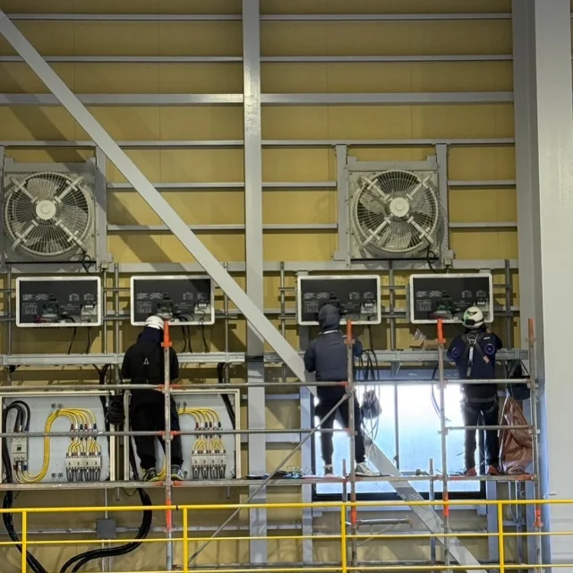 ☀️太陽光発電システムの
屋内電気工事の様子です。
冬場の積雪や気温低下なども考慮しながら
パワーコンディショナーの設置場所を選定しています🫡
いつも安全作業で進めてくれている
スタッフ、協力業者のみんなありがとうございます🙇
☀️太陽光発電システム🔋蓄電池の事なら
#エムケイソルテック にお任せ下さい🫡
全国対応してます。
#一緒に頑張ってくれる仲間を募集中 です。
#電気工事士 #電気施工管理技士 の方優遇いたします😊
当社#エムケイソルテック は
二酸化炭素排出削減に対する具体的な低減目標を計画し
国際イニシアチブとなる
#SBT (Science Based Targets)を取得しています。 
本サイトに掲載されている全ての画像・文章・デザインの
著作権は株式会社エムケイソルテックに帰属します。
無断使用・転載を禁じます。
#mksoltec
#エムケイソルテック
#mkソルテック
#電気工事士
#電気施工管理技士
#福山市求人
#福山市太陽光会社
#電気工事士募集中
#ニッチな仕事
#一緒に働きませんか
#南瓦工房
#minamikawara
#ソーラーカーポート
#再生可能エネルギー
#太陽光発電システム 
#太陽光発電工事
#太陽光発電 
#太陽光パネル 
#自家消費型太陽光発電
#広島県太陽光発電工事
#岡山県太陽光発電工事
#使用前自己確認
#負荷遮断試験
#耐圧試験
#sbt
#ScienceBasedTargets
